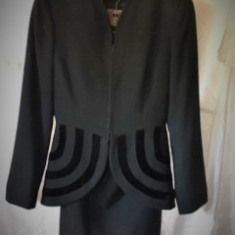 BICCI VINTAGE BLACK SKIRT & JACKET SIZE 4:
